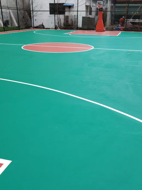 安吉 球场长期使用易出现地面开裂
